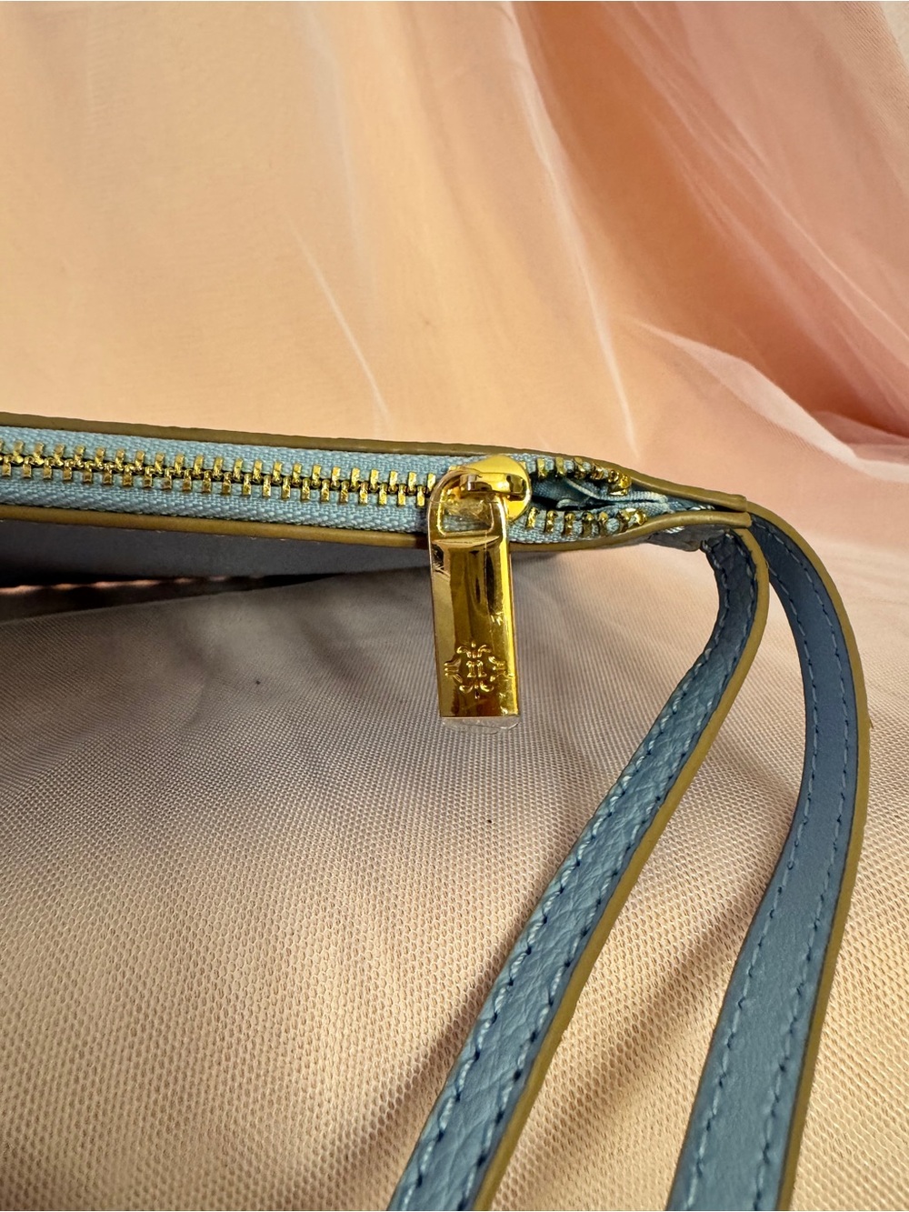 👝Nanette Lepore Blue Pebbled GinghamWristlet w Wrist Strap Gold Hardware - Picture 3 of 5